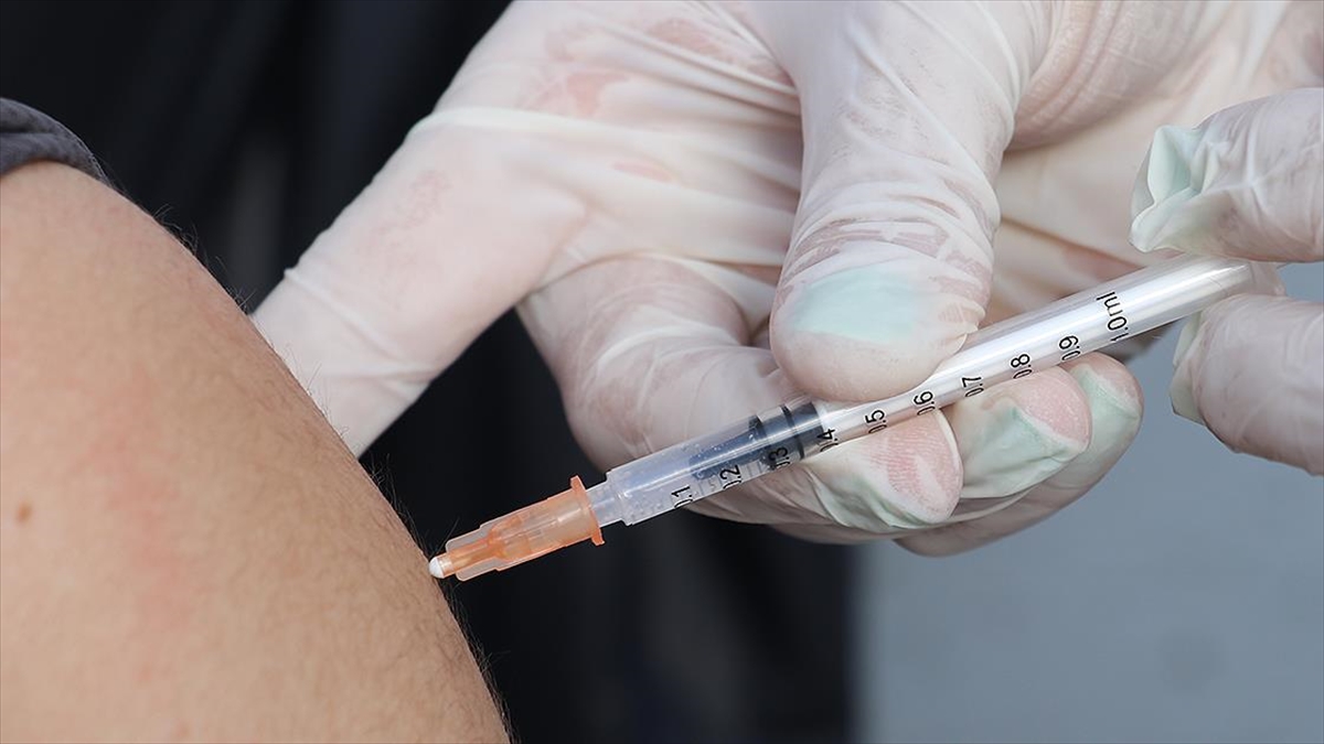Türkiye, İngiltere’ye seyahat için onaylanmış Kovid-19 aşı belgesine sahip ülkeler listesine eklendi