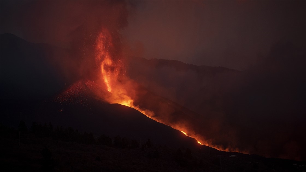 La Palma Adası’ndaki volkan bir ayda 85 milyon metreküp lav püskürttü