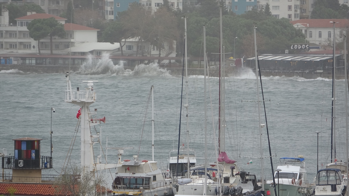 Çanakkale Boğazı’nda fırtına nedeniyle durdurulan seferlere yeniden başlandı