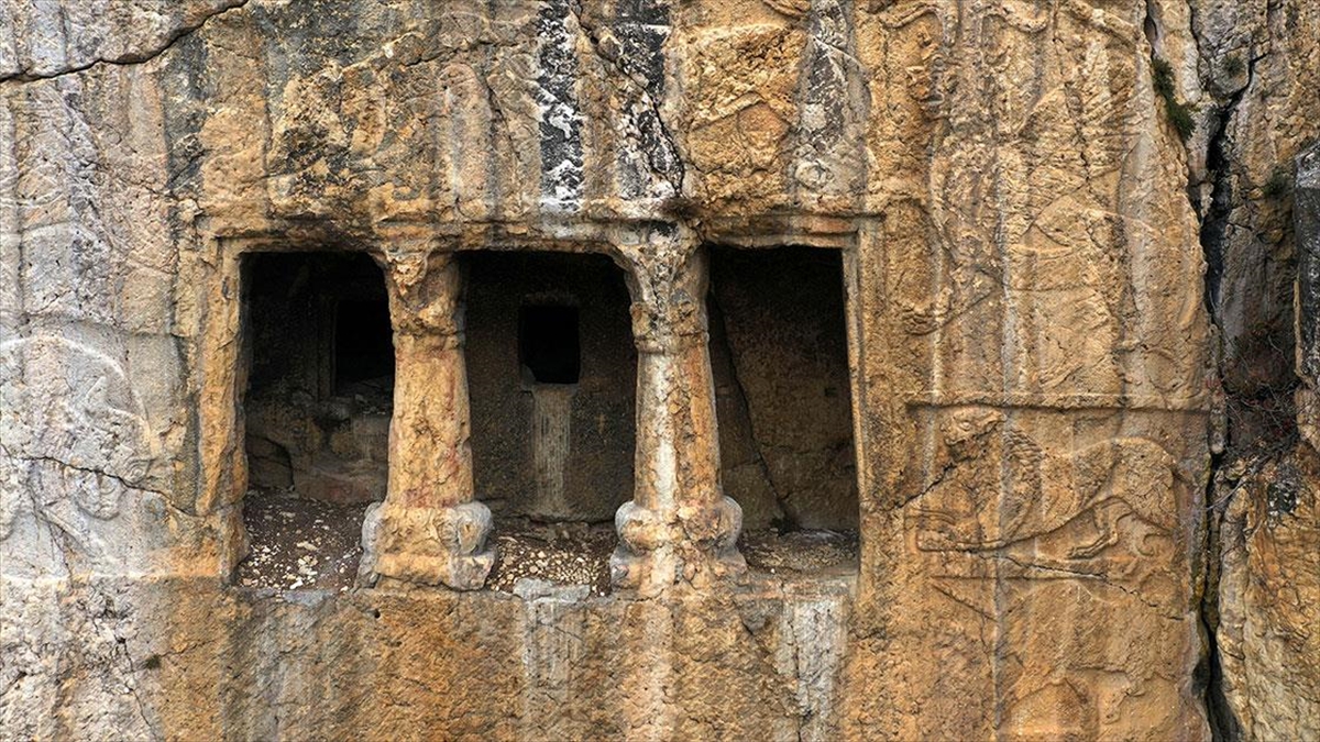 Kastamonu’daki Kale Kapı Kaya Mezarı mitolojik kabartmalarıyla öne çıkıyor