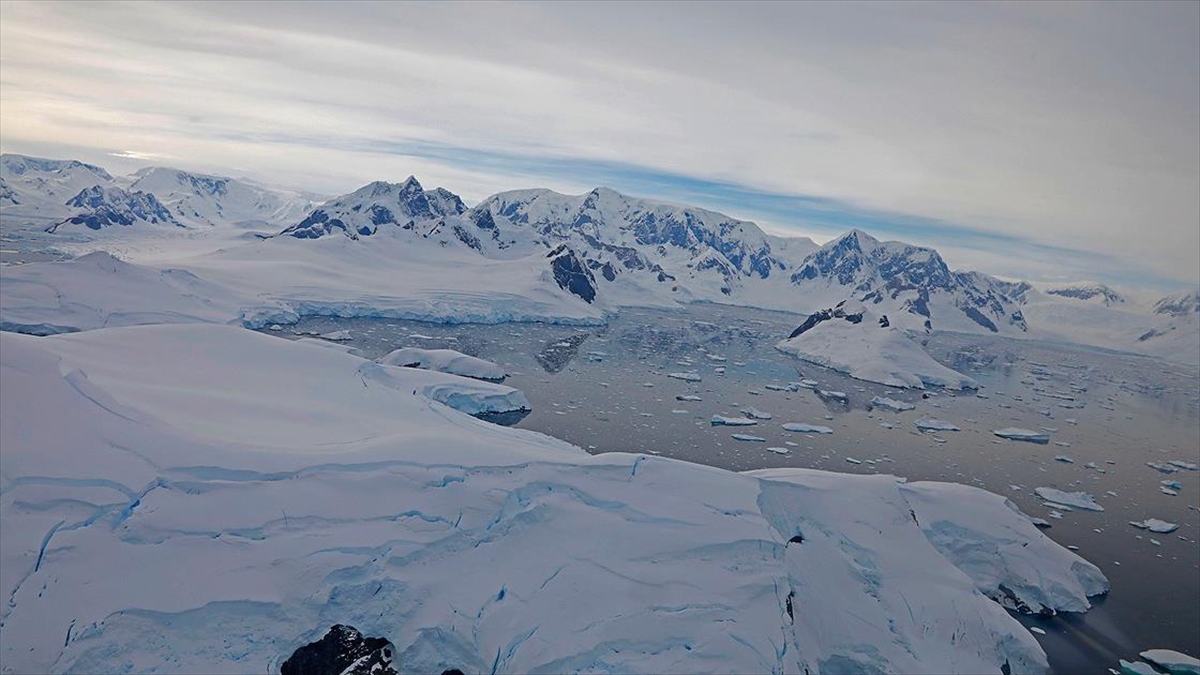 Artan ziyaretçiler Antarktika’nın el değmemiş doğasını tehdit ediyor