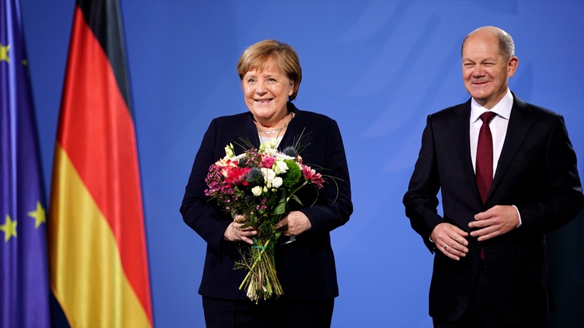 Almanya’da 2021, 16 yıllık Merkel iktidarının sona erdiği yıl oldu