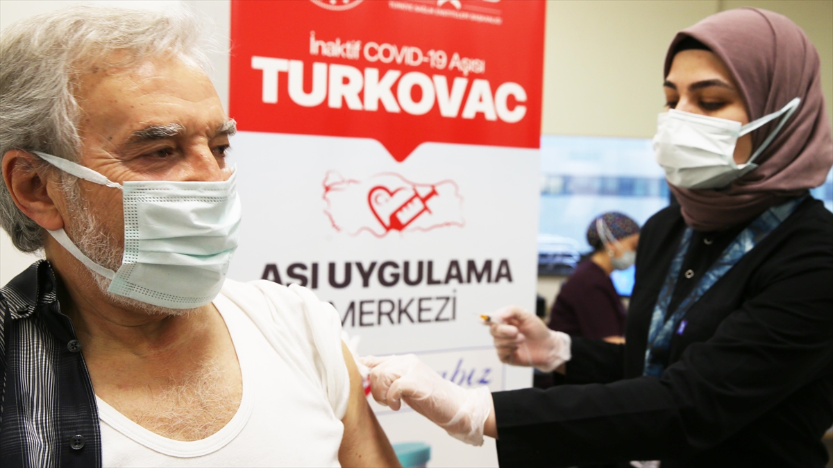 Yerli Kovid-19 aşısı TURKOVAC’ın şehir hastanelerinde uygulanmasına başlandı