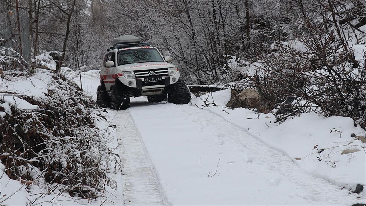 Yolu kardan kapanan köylerdeki aşı taleplerine paletli ambulansla yetişiyorlar