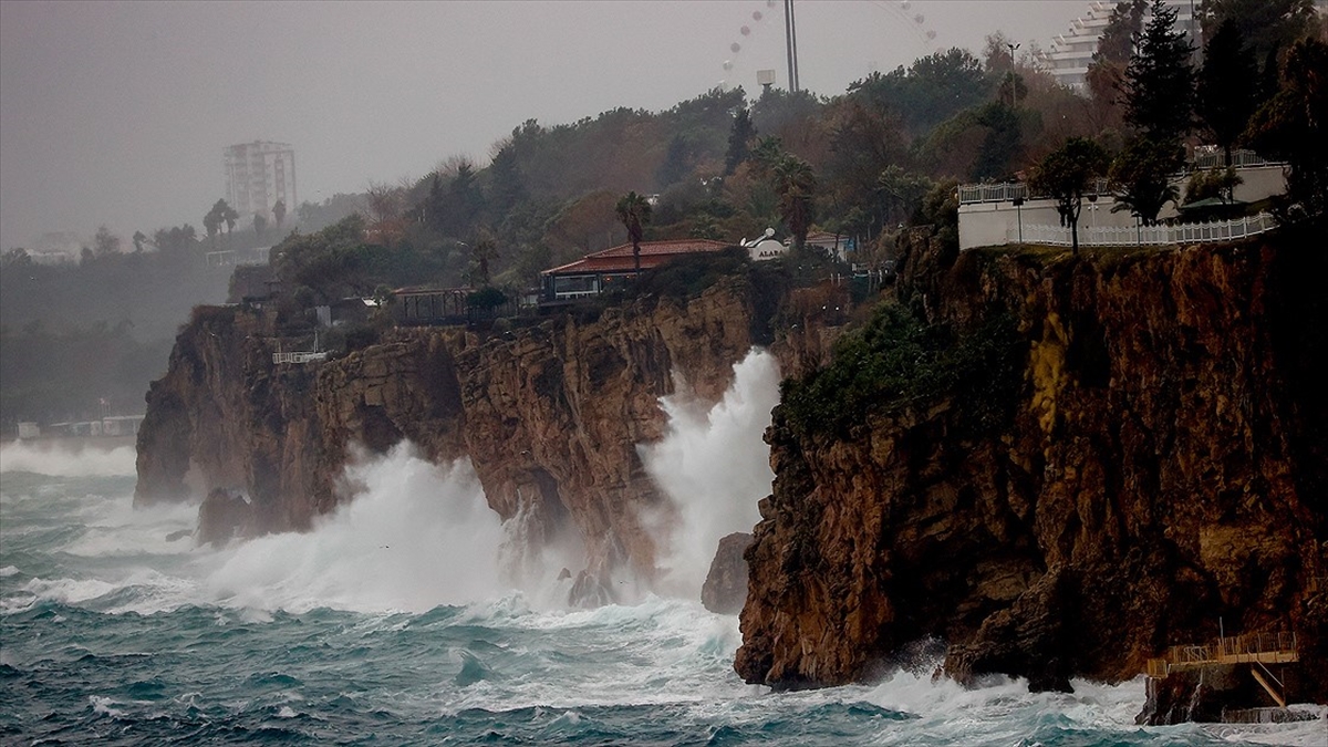 Antalya’da kuvvetli rüzgar ve yağış etkili oluyor