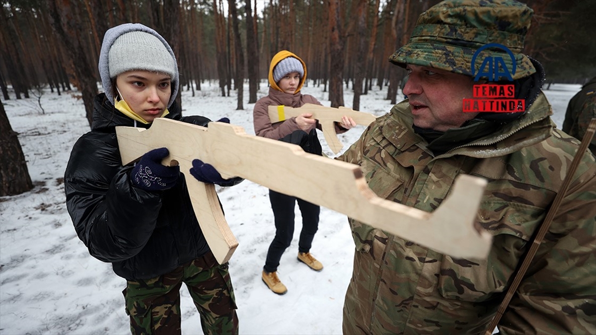 Ukrayna’da askerler, sivil halkı olası bir savaş durumuna karşı eğitiyor