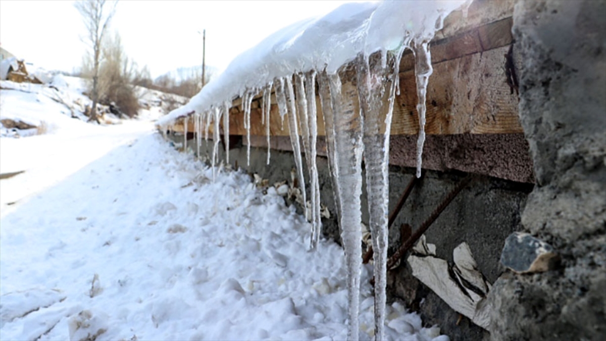 Doğu’da kar yağışı ve dondurucu soğuklar hayatı olumsuz etkiledi