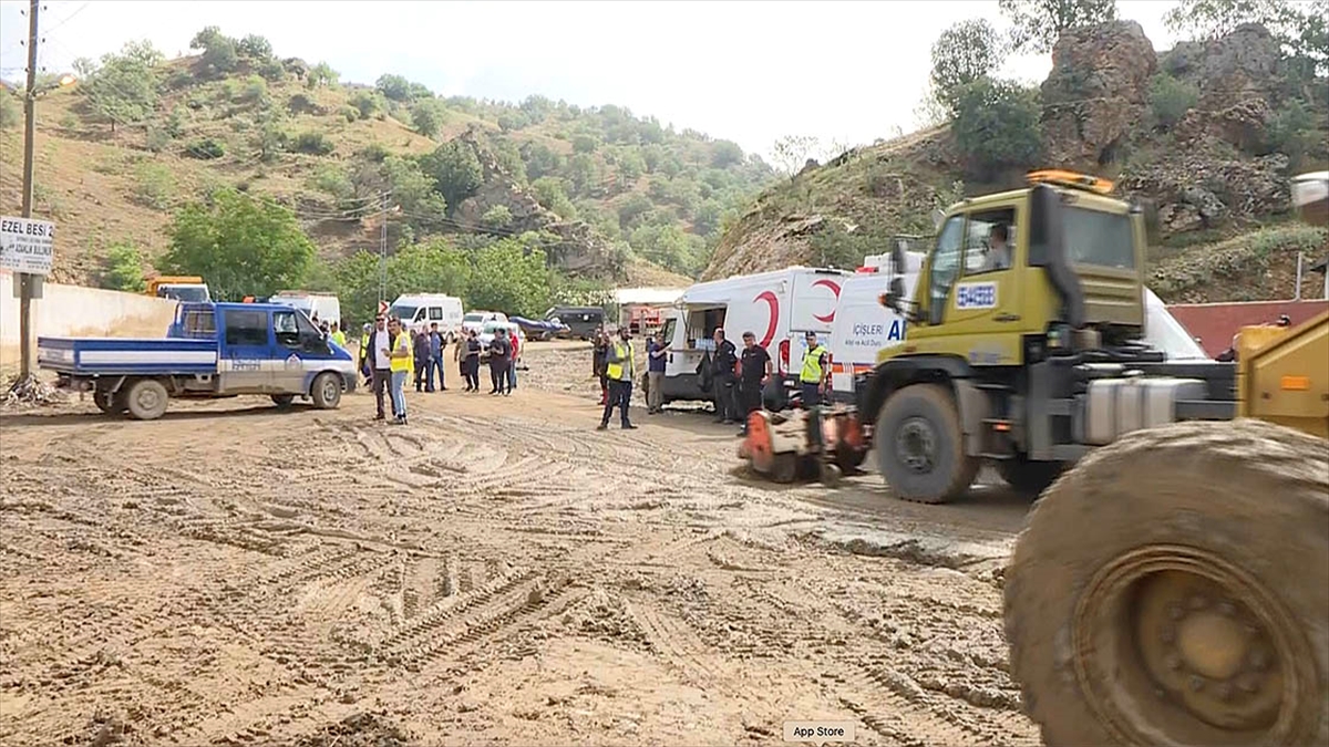 Tatlar Deresi’nde sele kapılan kişiyi arama çalışmaları devam ediyor