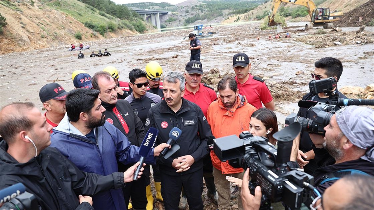 AFAD Başkanı Sezer, Çubuk 1 Barajı’ndaki arama-kurtarma çalışmalarını inceledi