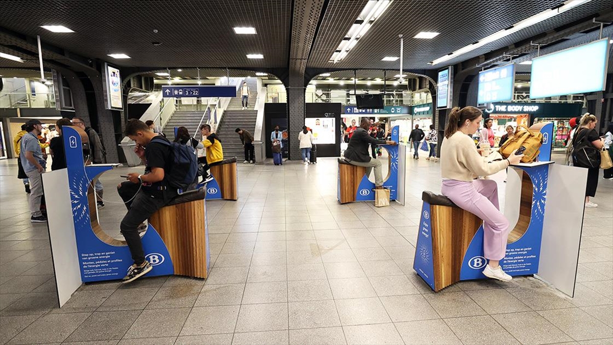 Brüksel’de tren yolcuları pedal çevirerek telefonlarını şarj ediyor