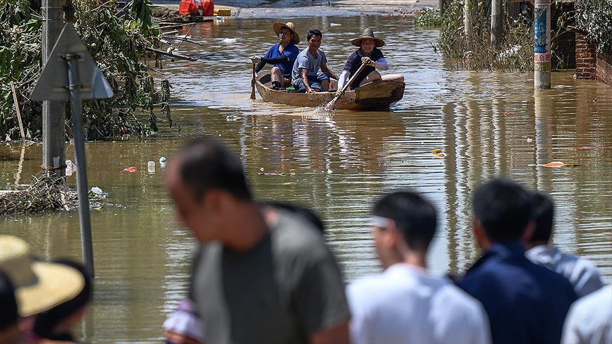 Çin’de aşırı yağışlar on binlerce kişiyi olumsuz etkiliyor