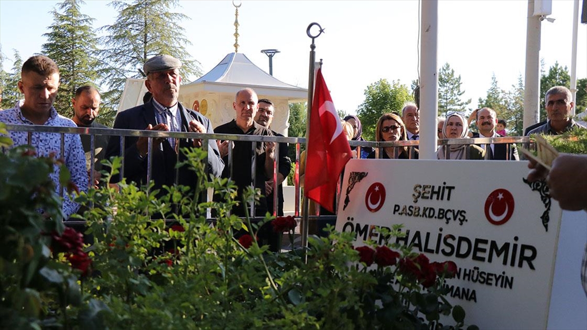 15 Temmuz’un kahraman şehidi Ömer Halisdemir’in kabrinde tören düzenlendi