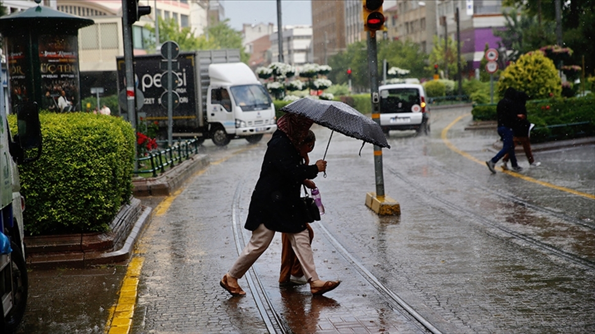 Meteorolojiden Batı Karadeniz ve İç Anadolu Bölgesi’ndeki bazı iller için yağış uyarısı