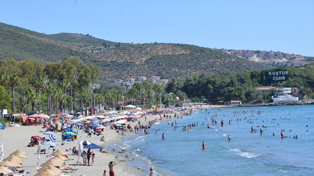 Kuşadası ve Didim plajları, tatilcilerle doldu