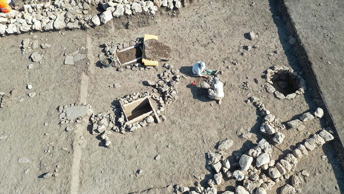 Uygarlık tarihine ışık tutan Çayönü’nde sandık tipi 3 yeni mezar daha bulundu