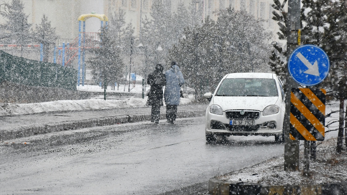Kars ve Ardahan’da kar yağışı etkili oldu