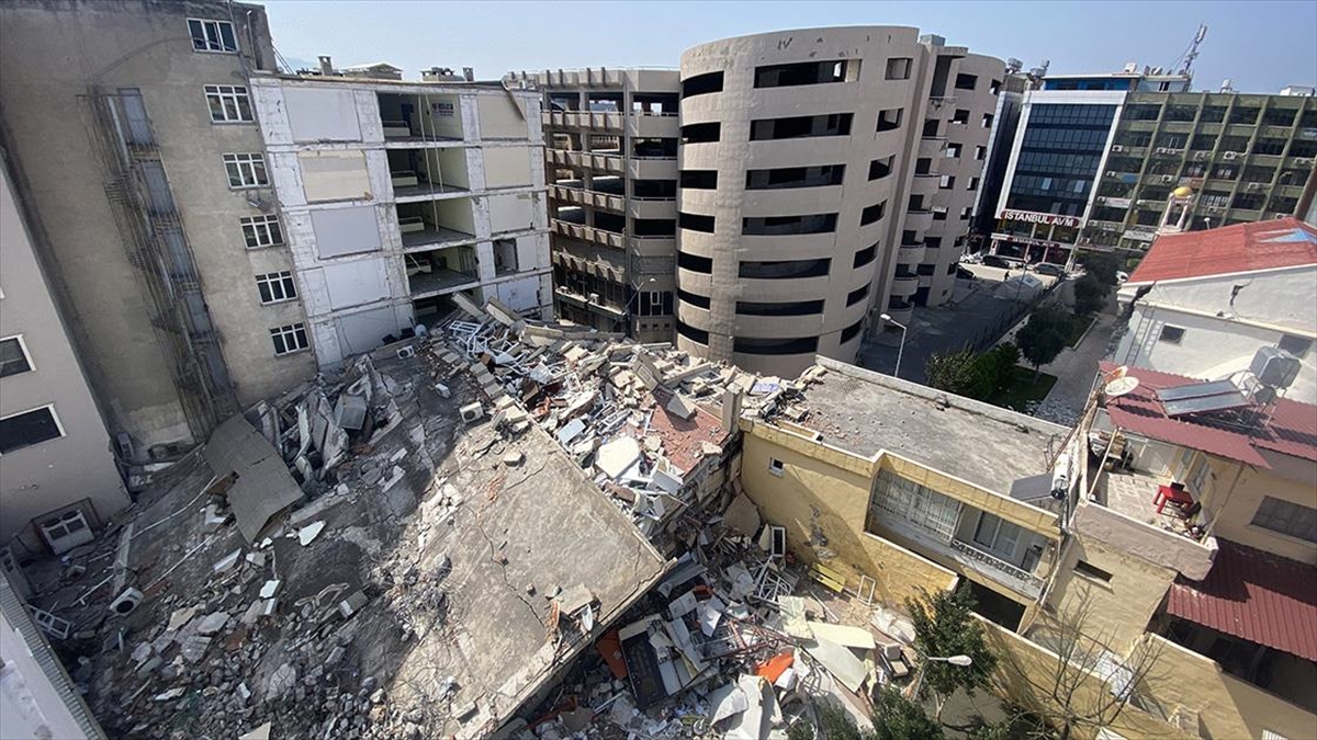 Hatay’daki iş hanında 20 ofisin bulunduğu bölüm depremde yıkıldı