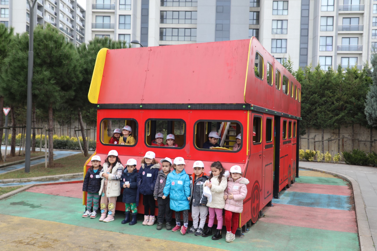 Çocuklara otobüste deprem eğitimi