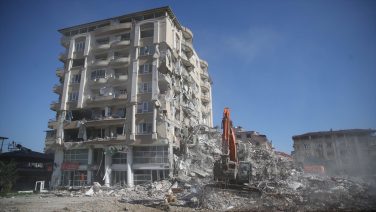 Kahramanmaraş’ta bina yıkım ve enkaz kaldırma çalışmaları sürüyor