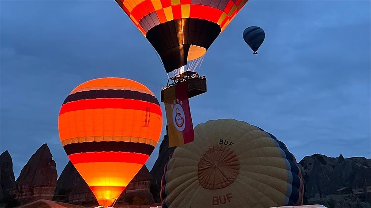 Kapadokya’da balonlar, Galatasaray’ın şampiyonluğu dolayısıyla sarı-kırmızı bayraklarla havalandı
