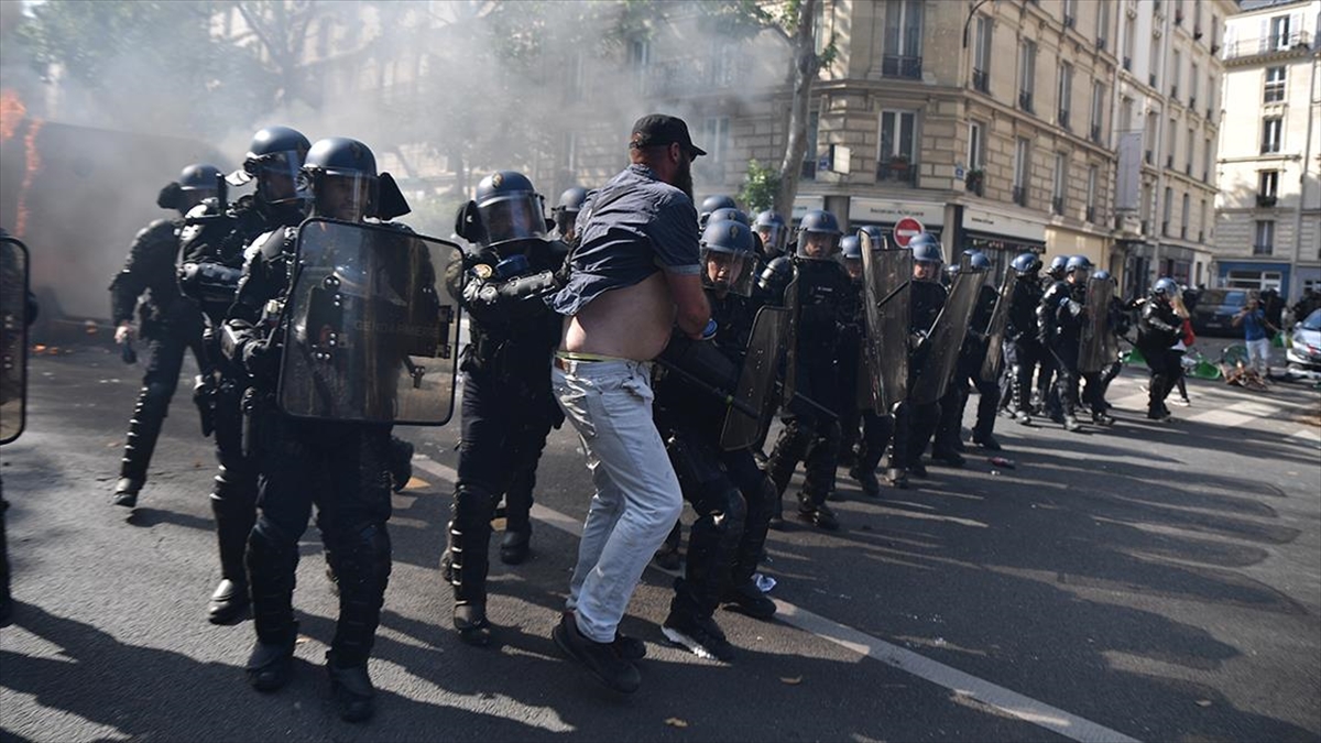 Paris’te emeklilik reformu karşıtı gösteride 28 kişi gözaltına alındı