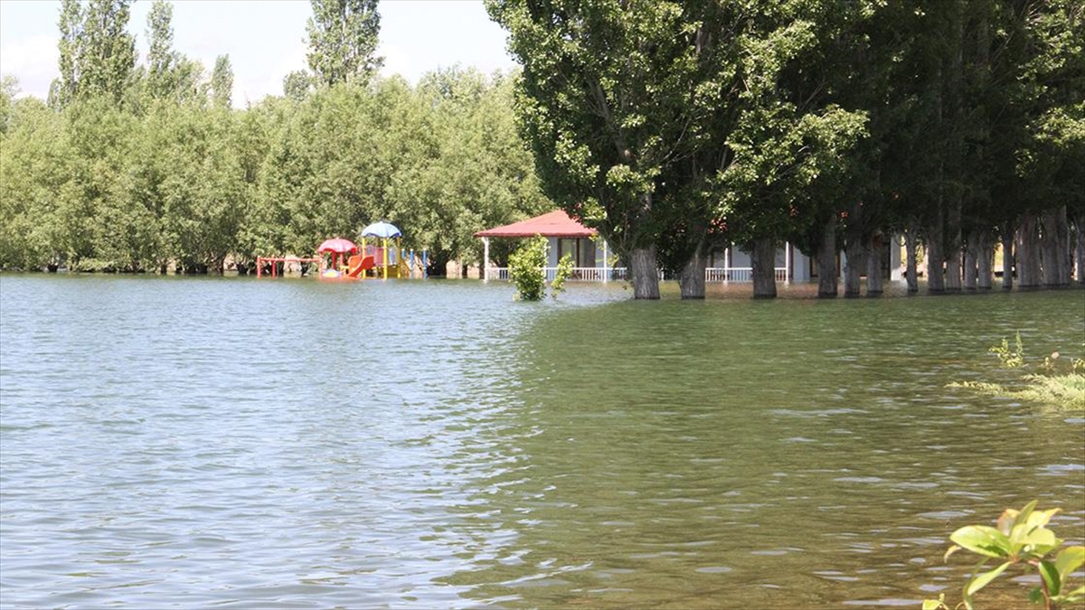 Sivas’ta Kılıçkaya Barajı doldu, piknik alanı ve sosyal tesisleri su bastı