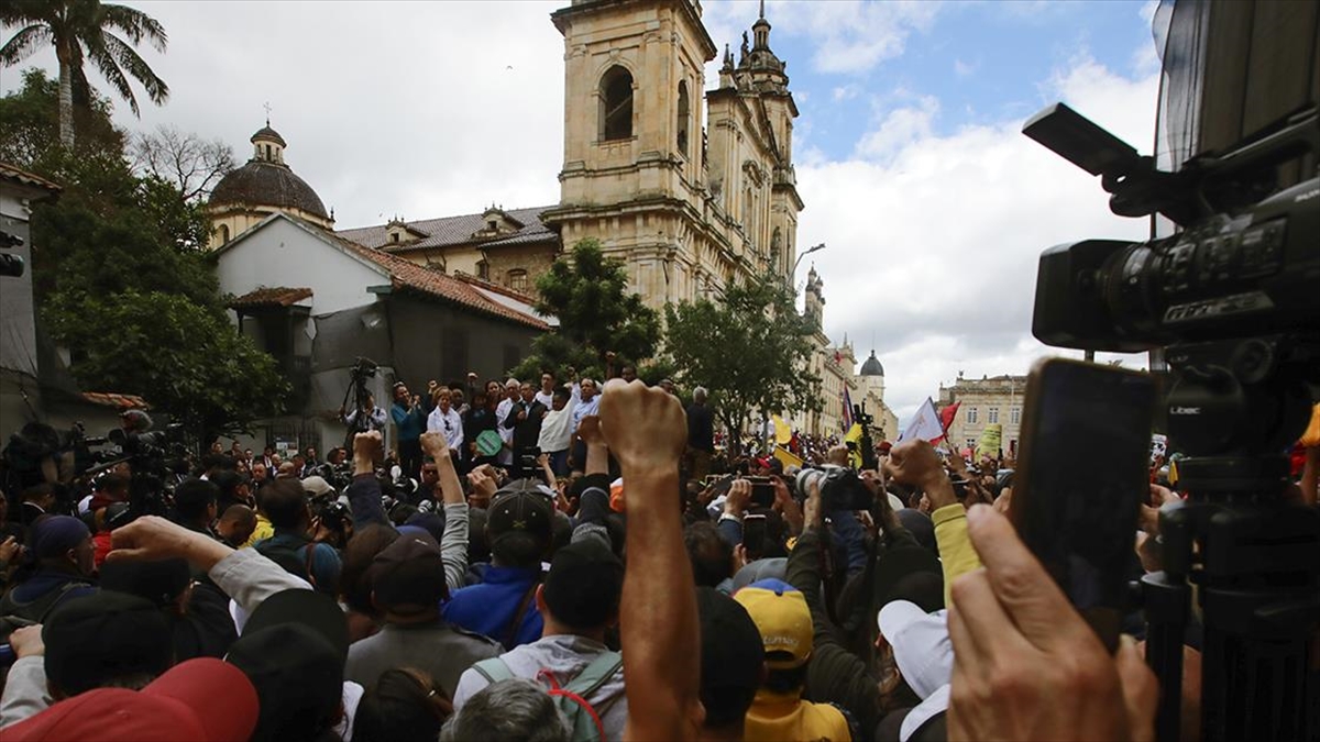 Kolombiya’da binlerce kişi Cumhurbaşkanı Petro’nun reformlarına destek için yürüdü