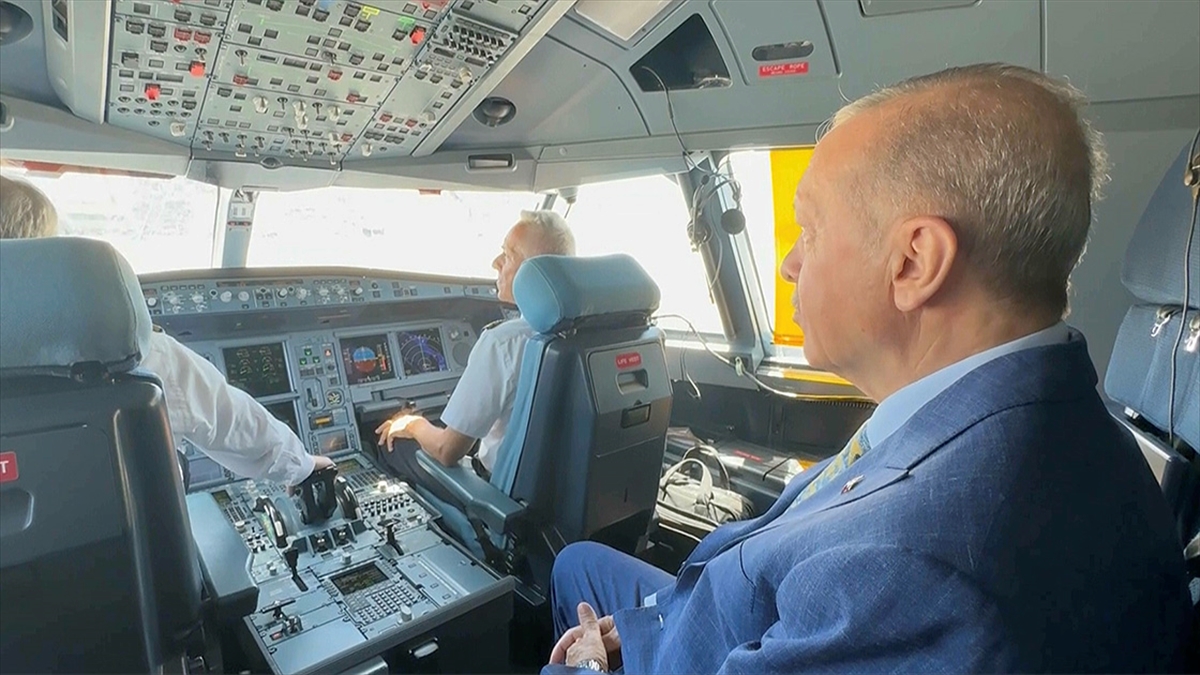 Cumhurbaşkanı Erdoğan, yenilenen Ercan Havalimanı’na inişi uçağın kokpitinden izledi