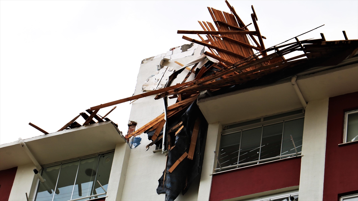 Kastamonu’da fırtına nedeniyle bazı binaların çatısı uçtu, 1 otomobil hasar gördü