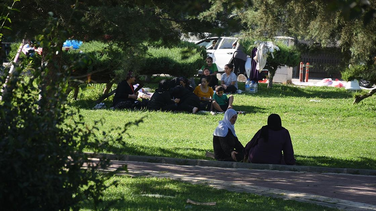 Malatya’da deprem nedeniyle bazı vatandaşlar parklarda sabahladı