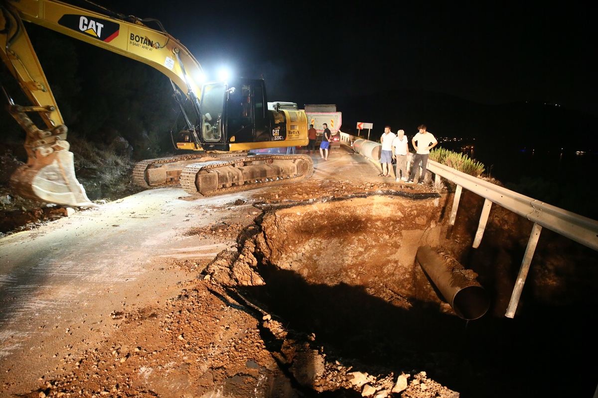 Bodrum’da içme suyu isale hattında meydana gelen patlama nedeniyle yol çöktü