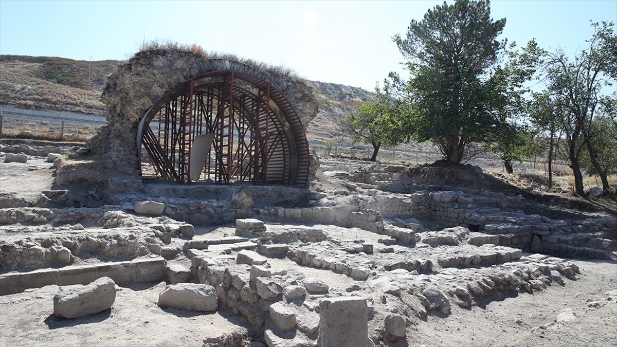 Kayseri’de Keykubadiye Sarayı’ndaki kazılarda hamam bölümü ortaya çıkarıldı
