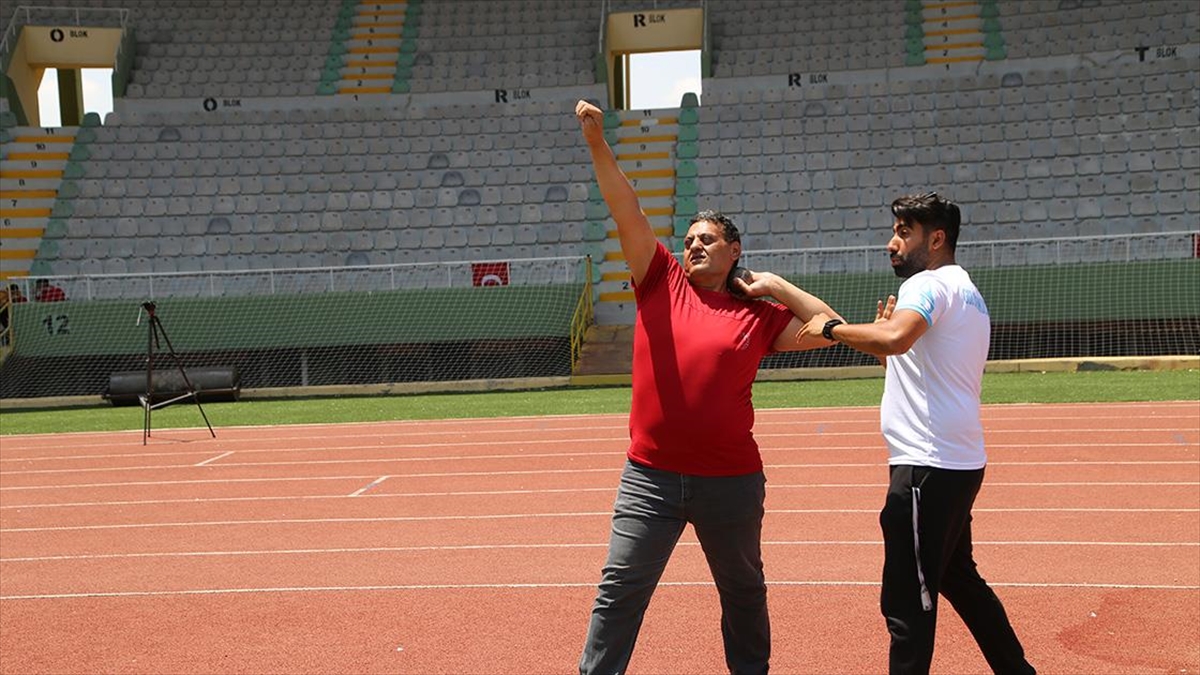 Şanlıurfalı görme engelli Mustafa Gezen gülle atma sporuyla sosyalleşti