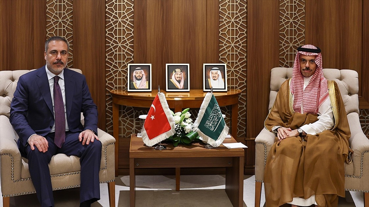 Dışişleri Bakanı Fidan, Suudi Arabistan’da diplomatik temaslarda bulundu