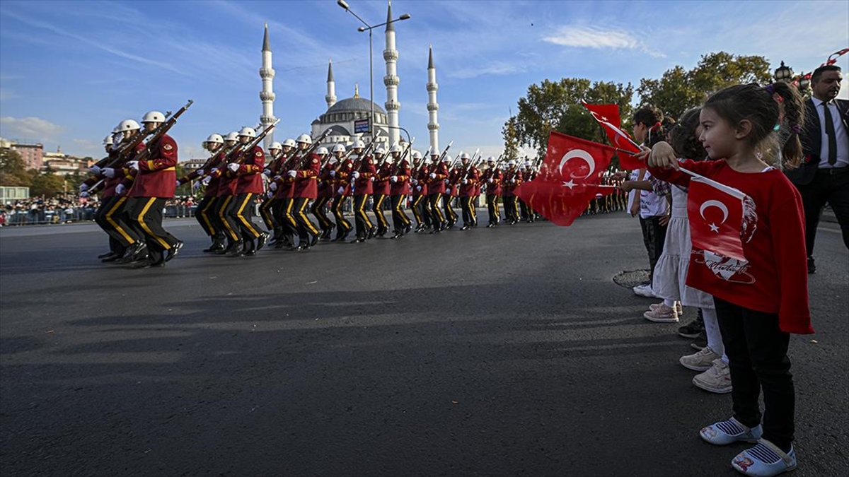 Başkentte Cumhuriyet’in 100. yılı dolayısıyla resmi geçit töreni düzenlendi