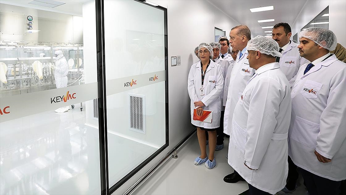 Cumhurbaşkanı Erdoğan, KeyVac Aşı Üretim Merkezi’nde incelemelerde bulundu