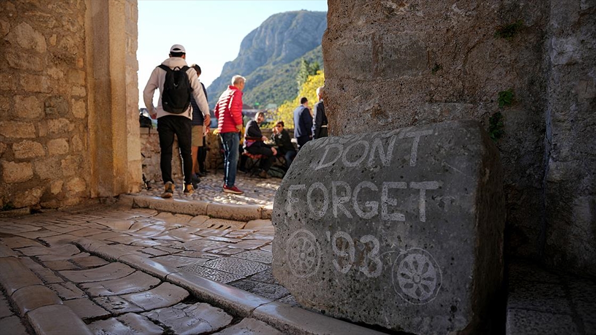 Tarihi Mostar Köprüsü’nün yıkılışının 30. yılında anma töreni düzenlendi