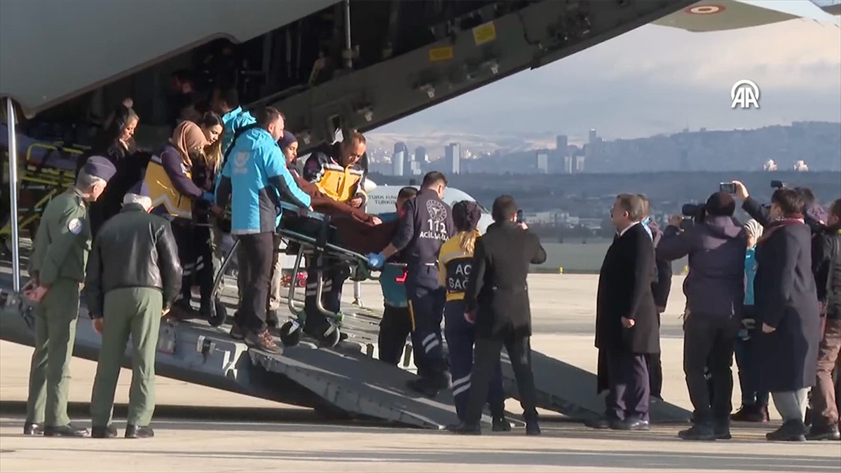Gazzeli hastaları taşıyan Milli Savunma Bakanlığına ait uçak Ankara’ya indi