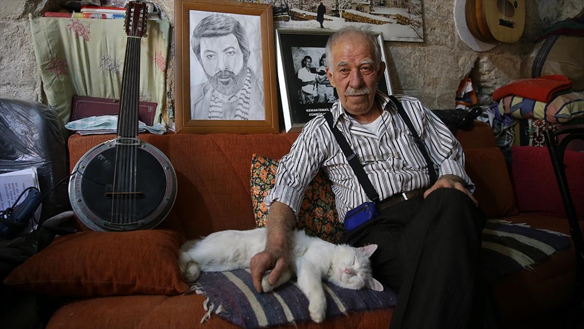 Mardinli yarım asırlık müzisyen artık dostları ve kedisi için çalıyor