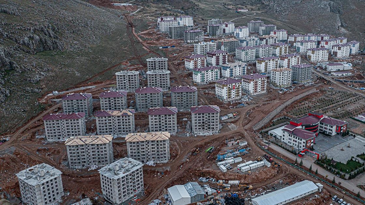 Depremin merkez üssü Elbistan’da yükselen afet konutları havadan görüntülendi