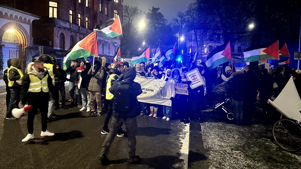 İsveç’teki ABD ve İsrail Büyükelçiliği önünde İsrail’in Gazze’ye yönelik saldırıları protesto edildi