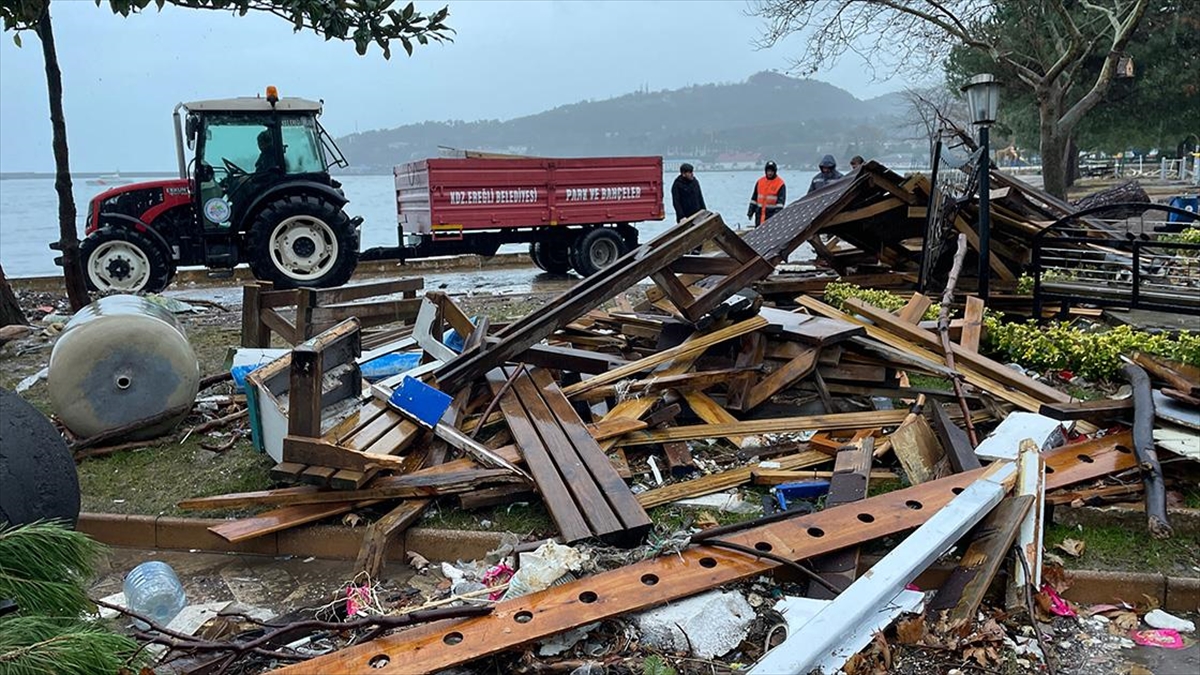 Karadeniz Ereğli’de fırtınanın izleri siliniyor