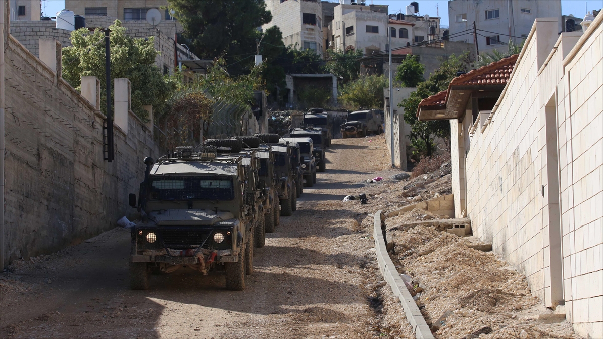 İsrail ordusu, Batı Şeria’da baskın düzenlediği Cenin kentinden çekildi