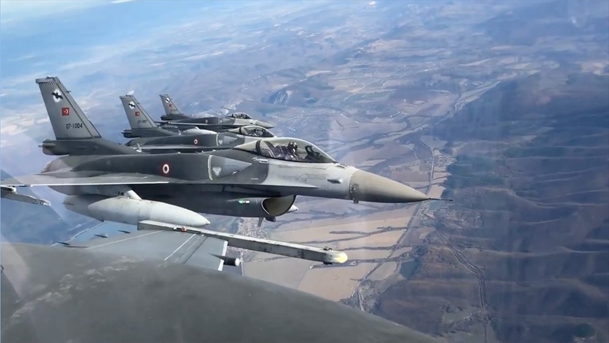 Türk F-16’ları Romanya’da selamlama uçuşu yaptı