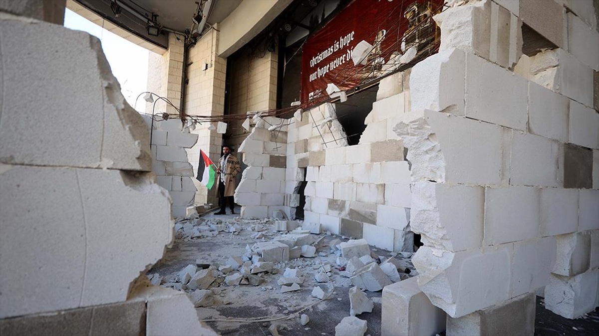 Ramallah Belediyesi’nin önüne Gazze’yle dayanışma için Noel ağacı yerine yıkılmış oda maketi yerleştirildi