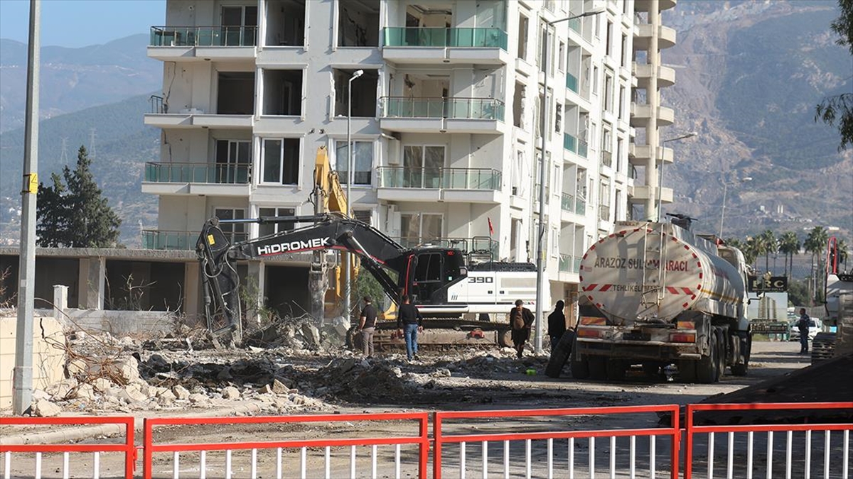 Hatay’da yıkım çalışmaları sırasında 2 bina tedbiren boşaltıldı
