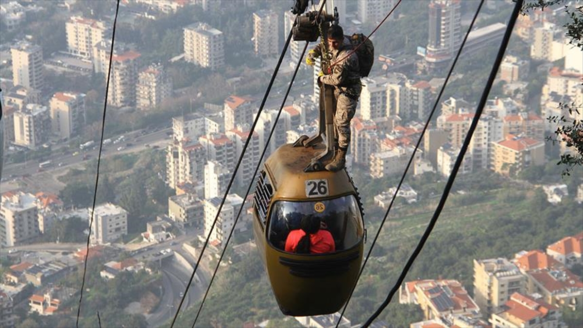 Lübnan’da teleferikte mahsur kalan 19 kişi saatler sonra kurtarıldı