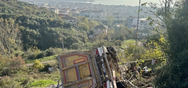 Kocaeli’de devrilen tırın altında kalan sürücü öldü, 1 kişi yaralandı
