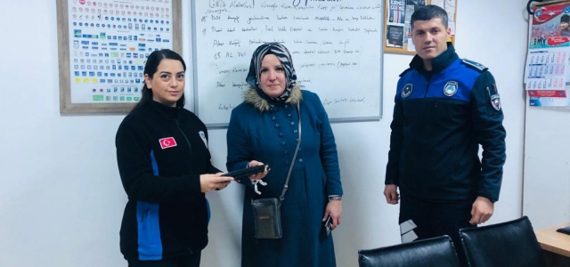 Kayıp para dolu cüzdanı vatandaş buldu, zabıta sahibine teslim etti