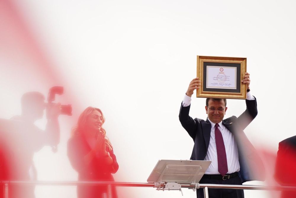 MAZBATASINI ALDI, HALKLA BULUŞTU